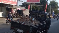 Pick Up Angkut Puing Jadi Sorotan: Dishub Diminta Cek Kelayakan Kendaraan di Jalan Raya Tumpang