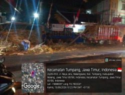 Truk Bermuatan Tebu Terguling di Depan SPBU Malangsuko Tumpang, Arus Jalan Terganggu